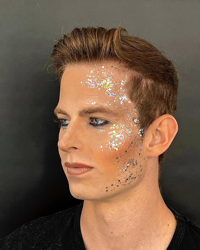 Für die Maske, also das Schminken, ist jeder Künstler selbst zuständig.