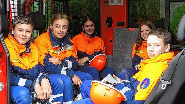 Matthias Müller (von links), Nils Walschburger, Anika Schmid, Magdalena Müller und Leon Klingeburg sind heute in der Jugendfeuerwehr ...