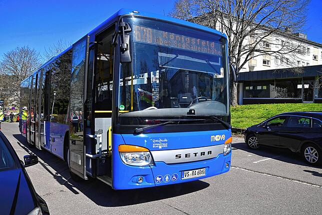 Der Bus steht nach dem Bremsmanöver in der Ludwig-Weisser-Straße.