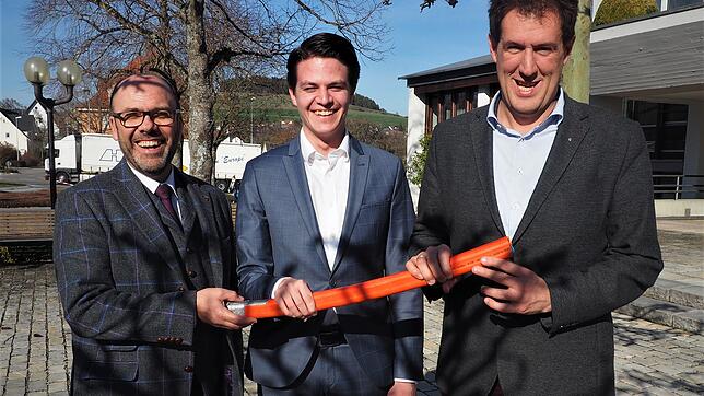 Die Bürgermeister Rupert Metzler und Marian Schreier wollen mit Unternehmer Felix Stiegeler (v.l.) Tengen und Hilzingen mit schnellem ...