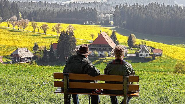 Miteinander auf dem Bänkle: Hermann (Wolfgang Hepp) und Johanna Faller (Ursula Cantieni) blicken auf ihren Fallerhof.