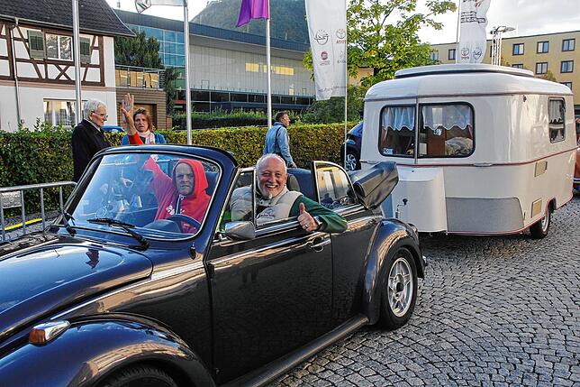Die Oldtimer machten sich wieder auf den Weg durch die Innenstadt: Martin Schoch aus Bittelbrunn hatte hinter seinen Käfer Baujahr 1973 ...