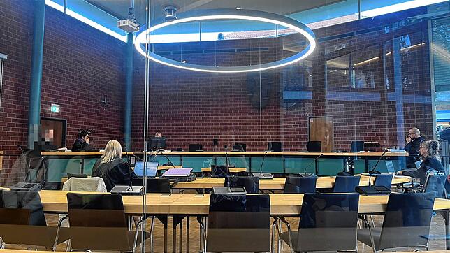 Der 29-jährige Mann aus Konstanz (ganz links im Bild) muss sich erneut im Schwurgerichtssaal vor dem Landgericht Konstanz verantworten. ...