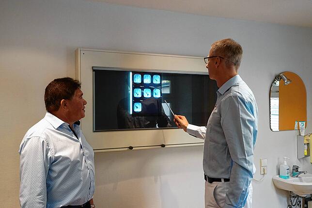 Urologe Axel Röpke (rechts) von der „Urologie am Hochrhein“ in Waldshut erklärt seinem Patienten Vittorio Colucci aus ...