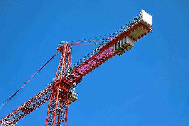 Am hinteren Teil des Kranes sind Gewichte angebracht. 32 Tonnen Beton sorgen dafür, dass der Kran auch die schwersten Bauteile stemmen kann.