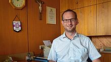 Ortsvorsteher Simon Pfluger an seinem neuen Arbeitsplatz im Orstvorsteher-Büro im Ittendorfer Bürgerhaus. Der 39-Jährige freut sich auf ...
