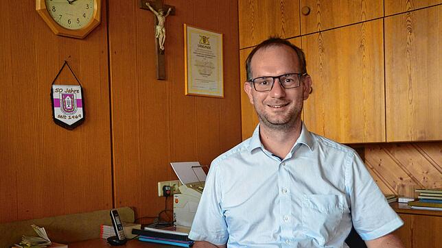 Ortsvorsteher Simon Pfluger an seinem neuen Arbeitsplatz im Orstvorsteher-Büro im Ittendorfer Bürgerhaus. Der 39-Jährige freut sich auf ...