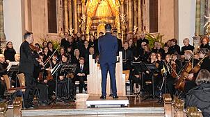 Unter der Leitung von Felix Wunderle erlebt das Publikum eine ausdrucksstarke Aufführung des Requiem. Bild: Bernadette André