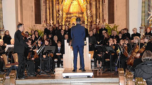 Unter der Leitung von Felix Wunderle erlebt das Publikum eine ausdrucksstarke Aufführung des Requiem. Bild: Bernadette André