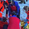 Helfer der Bergwacht Todtmoos und der First Responder Herrischried hüllen das in einem Waldstück verunglückte Mädchen in eine Rettungsdecke.