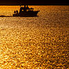 Motorboot im Sonnenuntergang. Immer mehr Menschen sind auf dem Wasser motorisiert unterwegs.