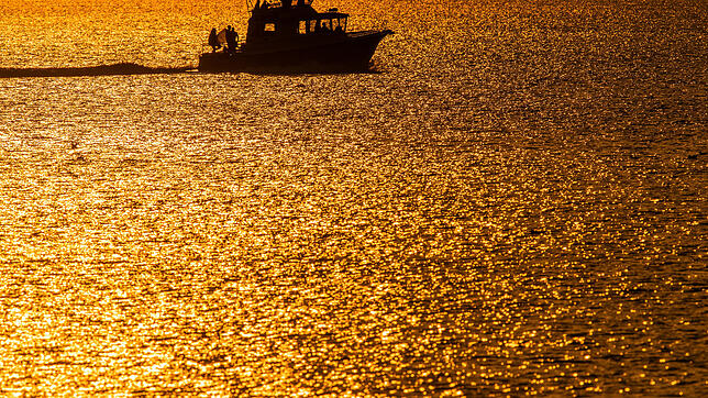 Motorboot im Sonnenuntergang. Immer mehr Menschen sind auf dem Wasser motorisiert unterwegs.