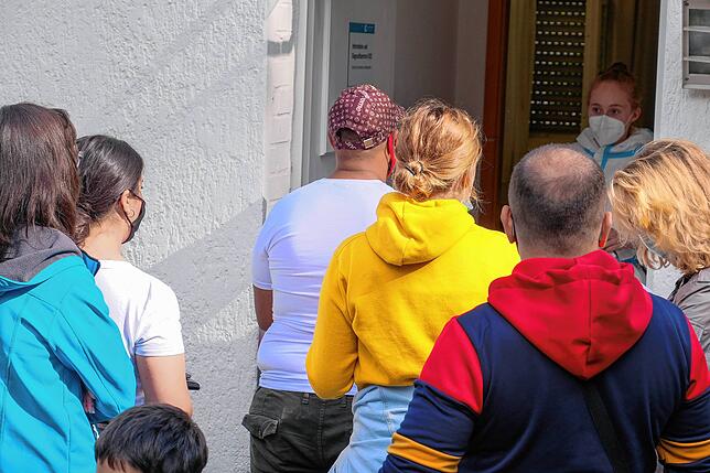 Bild 1: Was für ein Start: Neues Corona-Testzentrum wird überrannt. Am Ende rückt die Polizei an