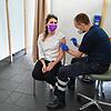 Evonik-Mitarbeiterin Sabrina Hüglin bei der Impfung am Dienstag.