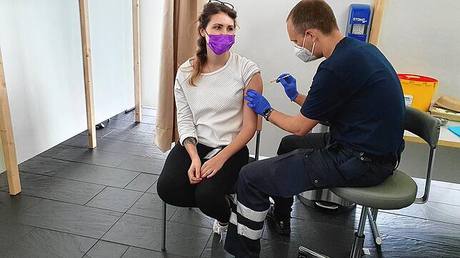 Evonik-Mitarbeiterin Sabrina Hüglin bei der Impfung am Dienstag.