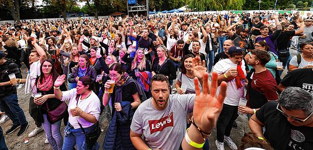 Echte Festivalatmosphäre wie hier gab es in dieser Form schon lange nicht mehr. Dementsprechend gut ist die Stimmung.