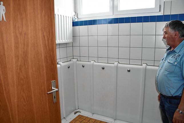In den sehr gut gepflegten Sanitäranlagen ist die Zeit stehen geblieben, hier ein Blick ins Männerklo mit veralteter Ausstattung und ...