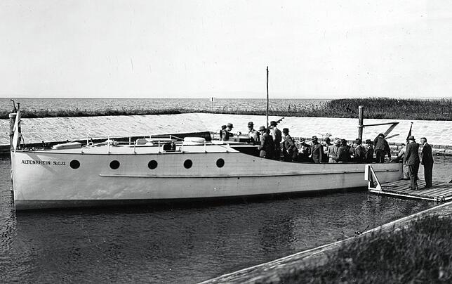 Passagiere für die Do X gehen in Altenrhein an Bord. Das Arbeitsboot war für 20 Personen zugelassen.