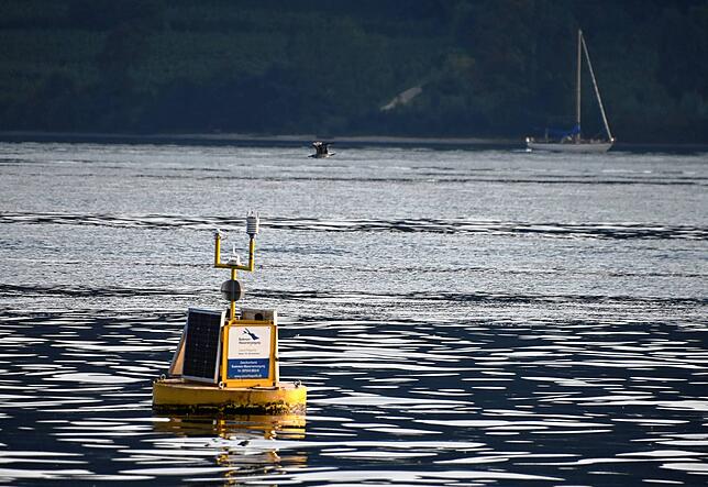 Eine Messboje der Bodensee-Wasserversorgung.