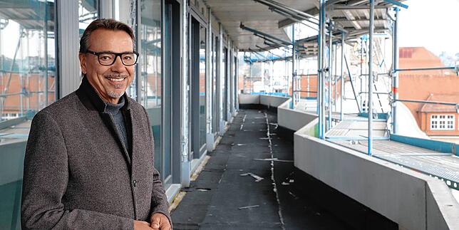 Rainer Beitlich vom Immobilienentwickler BPD steht auf einem der gezackten Balkone, die nachträglich angebaut wurden. Dazu mussten rund ...