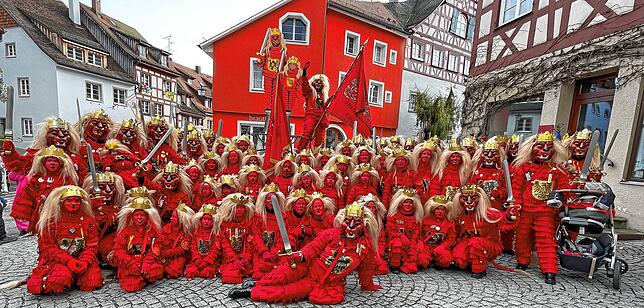 Das rote Rudel versammelt sich am Löwenbrunnen.