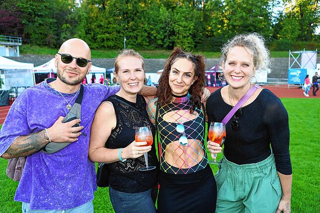 Bild 28: Konstanz: Wummernde Bässe, lässige Outfits und eine gute Zeit: Festival startet im Bodensee-Stadion