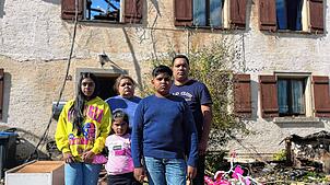Familie Bhatti hat bei einem Großbrand in Billafingen all ihr Hab und Gut verloren. Von links: Mary, Sophie, Mutter Maria, Lukas und ...