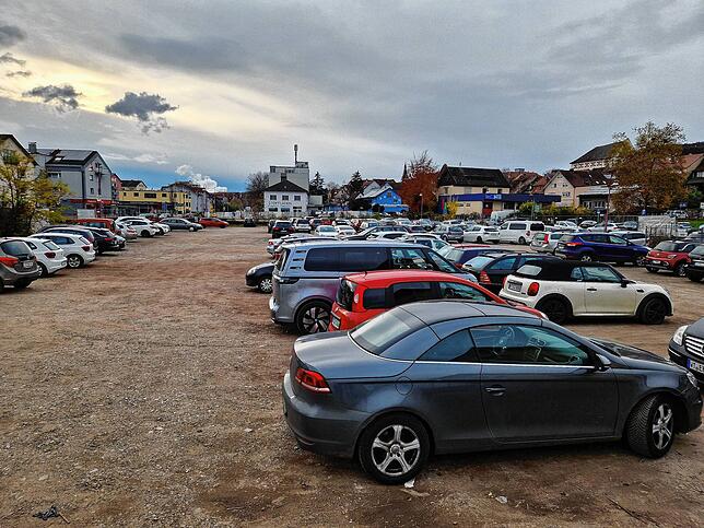 Bislang dient das Klettgau-Carré als Parkplatz. Seit längerem sorgt der Zustand des Geländes aber auch immer wieder für Kritik.