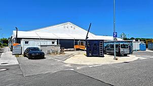 Noch steht sie, die Leichtbauhalle, und viele Menschen wundert sich, warum der Abbau so lang dauert. Doch die Leichtbauhalle auf dem ...
