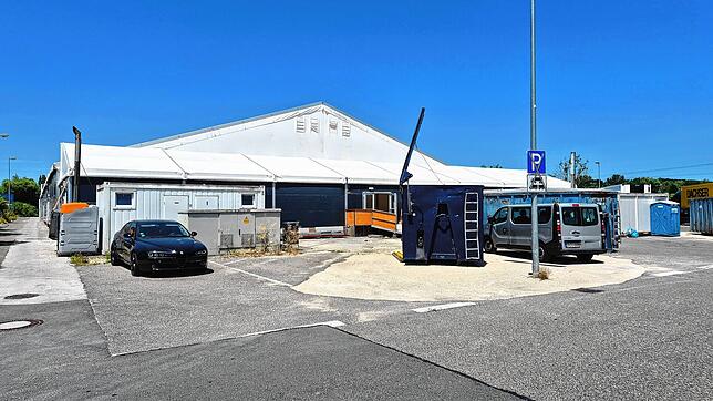 Noch steht sie, die Leichtbauhalle, und viele Menschen wundert sich, warum der Abbau so lang dauert. Doch die Leichtbauhalle auf dem ...