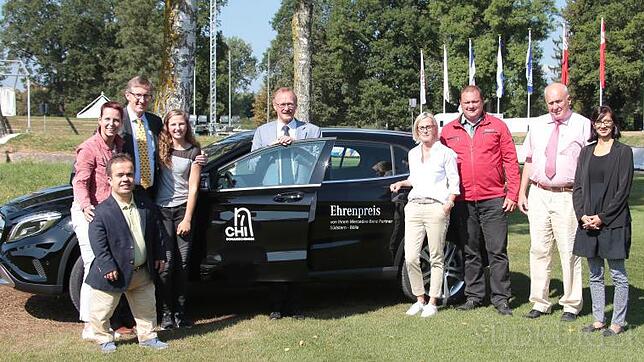 Vorfreude auf das Reitturniert (von links) Bettina Mai (Südstern), Niklas Droste und Kaspar Funke (beide Escon Marketing), Sanne ...