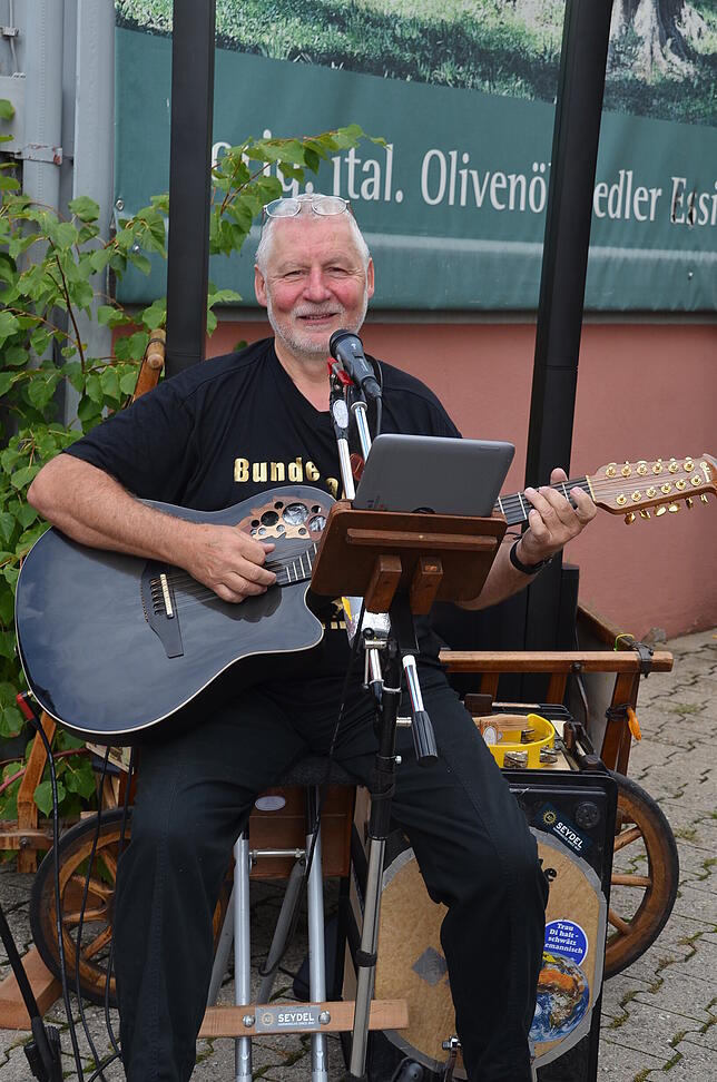 Der Aasener Barde Walter Scheuble beim diesjährigen Dorffest.