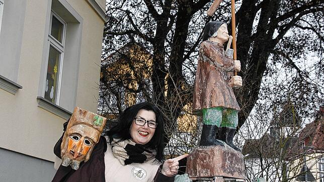 Mit dem Narrenbrunnen wurde den Wasserdreschern des Narrenvereins Kä-Stock Friedingen ein Denkmal gesetzt. Marion Grünewald ist Mitglied ...