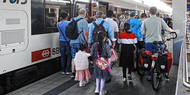Mit Kind und Kegel zum Ausflugsziel: Schon in Singen stiegen ganze Familien in den Seehas Richtung Konstanz.