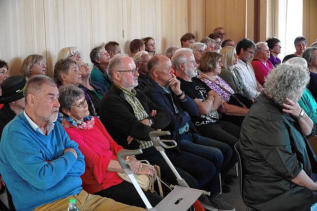 Viele Bürgerinnen und Bürger nahmen an der ersten Sitzung teil, die Tengens neuer Bürgermeister Selcuk Gök leitete. Die meisten von ...