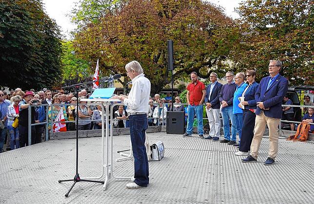 Das Podium vor dem Rheinfelder Rathaus. Am Mikrofon hier Hannelore Nuss, stellvertretende Vorsitzende der IG.