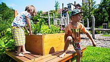 Kinder erforschen ein Hochbeet im Garten der Murger Kindertagesstätte In der Mühle. Schon im frühen Alter sollen die Mädchen und Jungen ...