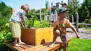 Kinder erforschen ein Hochbeet im Garten der Murger Kindertagesstätte In der Mühle. Schon im frühen Alter sollen die Mädchen und Jungen ...