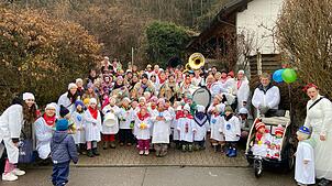 Närrisches Treiben in Birndorf: Die Chälhuddle sorgen für Musik und Süßigkeiten in den Straßen.