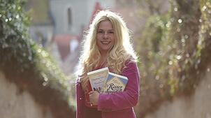 Autorin Eva-Maria Bast lebt mit ihrer Familie in Überlingen.