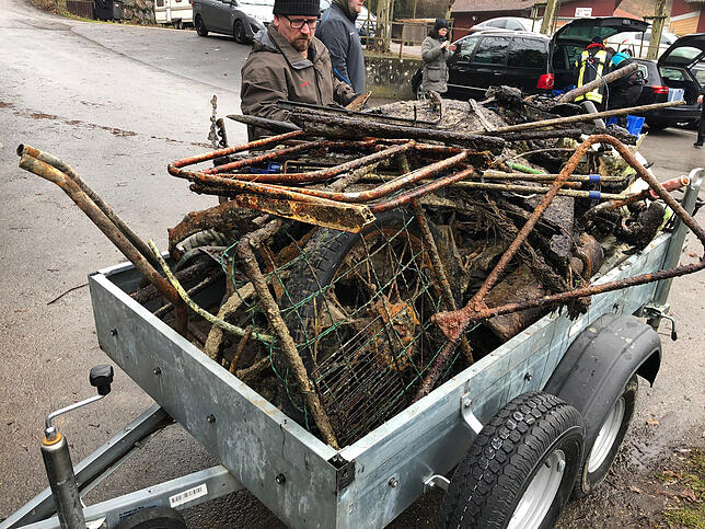 Jede Menge Schrott holten die Helfer aus dem Rhein. Rund eine Tonne kam auf dem Abschnitt beim Campingplatz Hohentengen zusammen.