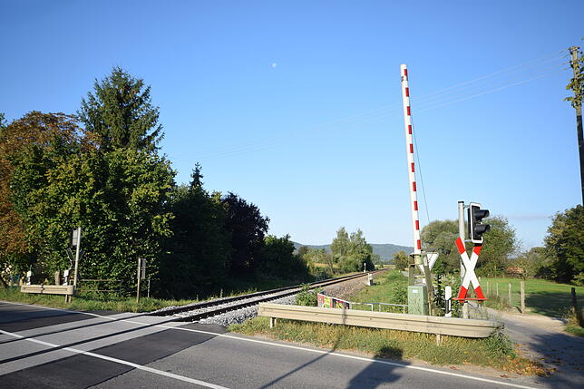 Der Bahnübergang soll mit der Ortsumfahrung wegfallen und in dieser Blickrichtung eine Brücke für den Autoverkehr entstehen, die über ...