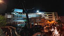 Mit Schwertransportern werden nachts die Module für den Erweiterungsbau des Klinikums Hochrhein angeliefert und mit einem Kran platziert.