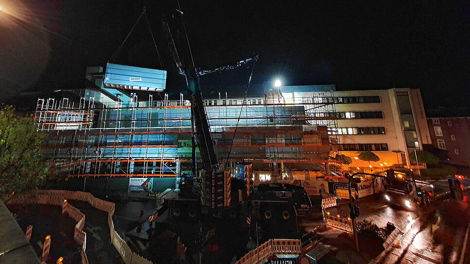 Mit Schwertransportern werden nachts die Module für den Erweiterungsbau des Klinikums Hochrhein angeliefert und mit einem Kran platziert.