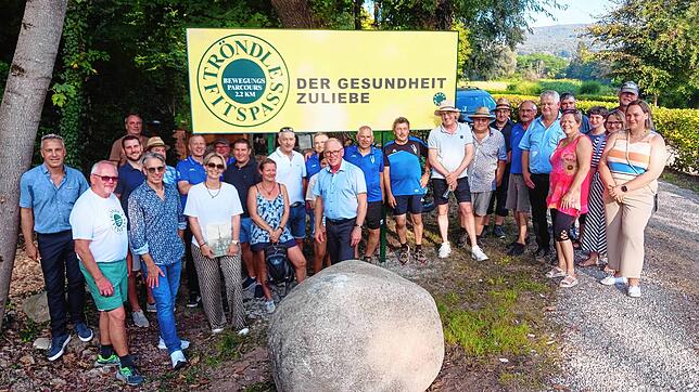 Bei der Eröffnung des neuen Bewegungsparcours in Rheinheim dabei sind (vorn, von links): Christian Burkhard, (Landespflege), Matthias ...