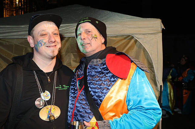 Bild 23: Konstanzer Straßenfasnacht 2025: Auch am Freitagabend wird in den Gassen gefeiert