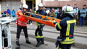 Gemeinsam mit dem Roten Kreuz wird ein Verletzter abtransportiert. Fotos: Hans-Jürgen Kommert