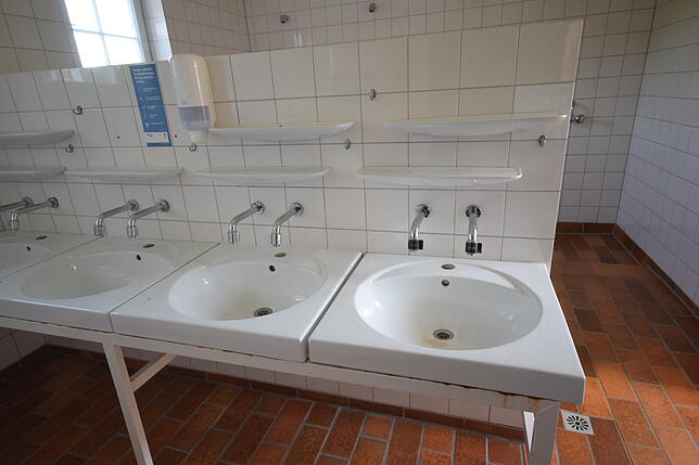 Kurios: Die Waschbecken im ersten Stock des Zeiserhofs haben jeweils zwei Wasserhähne.