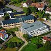 Von 2008 bis 2010 wuchs der Anbau an die Sernatingen-Schule mit dem Gebäude in die Höhe, das hier rechts mit einem mittelgrauen Dach zu ...