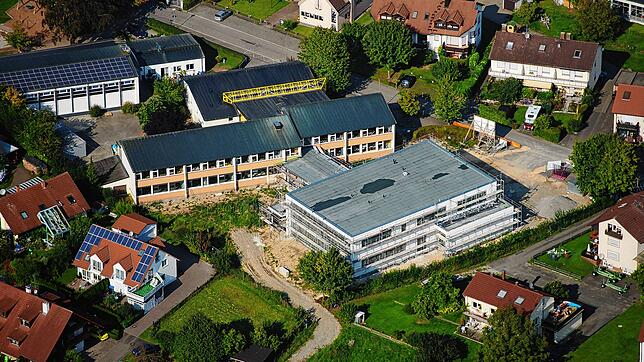 Von 2008 bis 2010 wuchs der Anbau an die Sernatingen-Schule mit dem Gebäude in die Höhe, das hier rechts mit einem mittelgrauen Dach zu ...